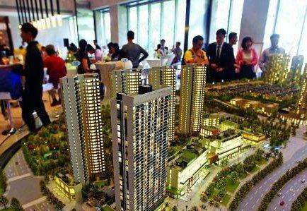 　相比往年，深圳今年的楼市小阳春来得要晚一些。  　　深圳住建局房产信息平台显示，五月新房成交4788套、二手房成交9042套，两个数据同比去年同期相差大约0.1%，出入不大。而放在过往6个月的时间轴内比较，深圳目前的成交量已经在疫情低谷之后逐渐上扬。乐有家、诸葛找房等多个第三方机构数据显示，深圳二手住宅均价已于今年四月上涨到了6万+元/㎡，并持续上行。  　　量价齐涨的5月，不少人已不满足于按揭贷，正尝试利用信用贷来撬动房产，寄望分羹深圳楼市，“买到就是赚到”的投机风开始出现苗头。    　　然而硬币的另外一面，信贷违约的魅影却在悄然闪现，一些银行客户经理好几年都不曾遇到的抵押贷款逾期业务和断供业务开始抬头。部分银行已经开始警惕小微企业贷款潜存的逾期风险；抵押贷展期的状况也让不少客户经理变得“胆小”了起来：对小微企业的贷款审查变严格了。  　　这个夏天缤纷而焦灼。在资金链紧张边缘挣扎的企业、苦于供楼的个人、正灵活套取各种信贷产品投入楼市打新的淘金客们，共同构成深圳楼市魔幻小阳春的一道独特风景线。  　　楼市断供和抵押贷逾期抬头  　　在中国农业银行深圳一支行零售信贷部工作近十年的林丽最近有些烦。服务中小微企业客户近十年，她五月份手头已经接手了两笔贷款逾期业务。过去，她好几年才会遇到一笔贷款逾期业务。这段时间，银行客户经理们好几年都不曾遇到的贷款逾期“黑天鹅”业务如今开始出现了。  　　另一银行经理张敏也不幸踩雷。她的这位客户在深圳宝安区沙井经营了一家四五十人规模的模具厂。前后十几年，历经2008年金融危机，工厂业务整体平稳，老板在今年春节过后也就没太在意疫情对业务带来的冲击。孰料上游大客户四月底临时告知订单要减半，模具厂的经营状况开始断崖式下滑。    　　“中型企业一般预留两三个月现金。开小厂的老板基本都是一有钱就立刻投入生产了，也很少有心思搞副业做投资，老板也就预留了一个月现金。现在撑不过来，已经办了贷款展期。”张敏言及这一切不甚唏嘘，以前银行面临的企业抵押贷逾期情形无非是企业间闹经济纠纷。如今，经手的抵押贷逾期业务不少源于产业链传导而来。  　　幸运的是，林丽和张敏经手的客户都办理了贷款展期，这在往年是不大可能的。  　　今年3月，《关于对中小微企业贷款实施临时性延期还本付息的通知》（下称“《通知》”）允许小微企业还本付息日期延至2020年6月30日。这也让资金紧绷，一时间难以还款付息的企业获得了喘气的机会。  　　相对于小微企业逾期，个人按揭贷款暂时稳定，但也有国有银行深圳分行人士向第一财经记者表示，按揭违约相比去年同期有增加，多是因公司倒闭失去供房收入。  　　“以前每个月大概有几个客户断供；最近每个月大概有十几个客户咨询断供的事情，但是91抖音版也会综合贷款人情况办理延长贷款期限、转按揭，走到出售房屋那一步的客户还不多。”上述国有银行深圳一分行人士直言，但是这类现象有增多苗头。  　　对于部分银行人士感受到的贷款客户的微妙变化，经营小微企业的业内人士、拍卖人士有着类似的感受。  　　常年活跃在企业圈、拍卖圈的王昌尔向第一财经记者表示，“91抖音版目前接手的拍卖资产比去年同期有增加但不明显，下半年会慢慢多起来，毕竟走完拍卖流程也需要时间。”  　　多位银行人士在接受第一财经记者采访之际均有表达，抵押贷逾期、个人房贷断供的现象开始慢慢“抬头”了，但是断供“潮”尚未到来。这其中的原因在于，深圳的房价抗跌性强。即便企业主无路可走将房子入市也能录得一个看涨的估值，不至于走到面临破产起诉查封拍卖及缴纳违约利息、个人征信上榜银行“黑名单”的窘境。  　　即便如此，部分银行已经开始警惕小微企业贷款潜存的逾期风险。  　　“91抖音版支行行长在周会上也提到了这点，让大家最近多梳理手头的中小微企业客户，摸底企业的经营情况、产业链上下游状况，跟企业客户沟通频度要密一点。”林丽直言。  　　抵押贷展期的状况也让不少客户经理变得“胆小”了起来：对小微企业的贷款审查变严格了。  　　“三四月，有小微企业贷款贴息政策支持的时候，银行贷前审查需要到企业经营场所拍照存档，审核红本房屋估价的七成、公司一年流水的六成能否覆盖贷款额度，才能敲定放款与否；现在91抖音版还会查验小微企业上年度营业收入及净利润、上年度纳税额、员工人数、近两年纳税证明及近三年财务报表等资料。”  　　一位不愿具名的股份制商业银行福田区支行的负责人士透露，悄悄收紧放款门槛是考虑到企业展期、续贷现象开始增多，不想造成银行不良资产增多。  　　“淘金客”套用信贷资金  　　即便风险隐现，个人按揭贷仍是深圳各大银行的香饽饽。  　　据乐有家研究中心数据监控显示，2019年至2020年4月深圳一共交易了15万套房子。其中一次性付款占比不到1成，15万套房子里有13万套便采用了按揭贷款的支付方式。而不需要抵质押或者第三方进行担保的信用贷在部分银行的风头甚至盖过了按揭贷。  　　“我手头就排着四五个信用贷客户，都是些贷款信誉记录不错且个人收入来源有保障的客户。”民生银行深圳一支行的刘姓客户经理告诉第一财经记者。  　　如今的信用贷热度明显高于往年。多家银行人士言及信用贷，只是感受不一，但均向第一财经记者表示，信用贷相比去年有增加。  　　其实，受到不少人追捧的信用贷用起来也不是没有风险的。如果贷款人申请了信用贷并且已经用了，会在贷款人征信记录上有所体现。在申请住房按揭贷的时候银行可能会要求贷款人说明首付款的来源，如果提供不了首付款来源的证明，银行可能会要求贷款人提前结清贷款，甚至直接拒批。与此同时，深圳的多家银行都要求信用贷款三年内还清，少数银行要求贷款人的信用贷业务于一年内结清。  　　第一财经记者了解到，对于没有公司没有房产的贷款客户来说，一般银行提供的信用贷上限是三十万元，贷款人可以选择向两三家银行申请信用贷，筹得百万元资金。  　　换言之，贷款人通过信用贷工具适度加杠杆可以助力自身搭上买房的车；但另一方面，它的还款期限又会给到贷款人还款压力，信用贷不良也会直接影响个人按揭贷业务的申请、个人的征信记录等。  　　鉴于信用贷的诸多限制，这些敢于同一时间去找两三家银行申请信用贷，凑足百万元资金投向楼市的客户，多半都对深圳楼市报以极高的热忱，且具有更强的购买力和更稳定的支付力。  　　“我经手的信用贷客户，一次性贷到三十万上限的基本上都是奔着二套房去的。”深圳一家股份制银行黄姓人士表示，深圳楼市这几个月价格持续上行给了不少刚需客和投资客上车的动力。  　　“信用贷一旦出现贷款逾期，因为缺乏抵押物清收很困难，91抖音版审批办理要求一直很严。但是深圳优质客户多，至少我经手的客户这两个月有增多，基本上都是在大企业工作的金领人群，去买房投资的。”黄姓人士续称，楼市的投资回报率给了加杠杆客户人群信心。  　　第一财经采访了一位凭借信用贷搭上二套房快车的淘金者张弛，在深圳打拼的十年，他亲眼见证了深圳楼市的快速上涨。  　　2010年的深圳新房价格是2字头（2万+）。其中变化最大的当属2015-2016年，深圳房价从3字头直接跳到到5字头，主因是2015年330政策放松了限购限贷，以及深圳整体经济大环境的迅猛发展。自2017年开始，政府严控楼市，打击炒房投资客，为保障刚需权益推出了系列新政，才促使深圳新房价格渐趋平稳，近3年涨幅仅3%。  　　乐有家研究中心数据显示，十年间深圳房价总涨幅178%，领先国内诸多城市。今年疫情期间，深圳楼市仍呈上涨之势。此前，深圳二手住宅均价还在5.7万元/㎡水平，到2020年4月，均价上涨到了6万+元/㎡。同时，楼市成交也快速回暖，5月深圳二手住宅过户量再度突破8000套，创近半年新高，但距离去年末还略有差距。  　　在张弛及他身边的人看来，房子无疑是实现财富快速增值及拉开阶层差距的第一大法宝。这也令他及身边人动用信用贷撬动二手房的信心和兴趣度大增。  　　高涨的楼市看不到终点  　　敢于加杠杆背后，是大多数深圳人笃信深圳楼市供需不平衡的局面暂时难以得到改变。  　　根据深圳市土地交易中心数据显示，2006-2019年间，深圳累计住宅供应730578套，年均5.2万套，放在长时间周期中，年住宅供应呈曲线下行之势；与之对应的是，常住人口从2006年的846.43万人，增加到2019年的1343.88万人，累计增加接近500万人，呈整体上行之势。  　　同时，土地供应结构性失衡，工业、商业类用地供应多、住房用地供应少的局面十余年间并未得到扭转。美联物业根据官方公开出让的土地数据统计显示，过去14年里，深圳居住、商业、工业三类用地结构的分别占比分别是：17%、10%和53%。  　　结构性失衡推导下，深圳购房需求在三月疫情缓和后便密集释放，市场快速从四月份的部分片区过热到现在量价齐升。  　　同时，房企们的拿地信心也正在快速被点燃。5月，深圳房企龙光地产拿下的深圳前湾片区地块，以总价116亿元占据5月全国住宅用地成交总价榜首，每平米可售楼面价超过8万元。  　　楼市热情不褪，投机风开始出现苗头，给调控再度加压。以5月为例，深圳市住建局的调控动作接二连三。  　　5月22日，住建局亲临地产中介机构现场检查，TaTa公寓、鸿荣源·壹方中心、星河丹堤、金亨利首府等一批挂牌价明显高于近期真实成交价的房源被迫下架。5月26日，针对网友投诉网红盘华强城捂盘惜售、沙井海岸城偷收喝茶费等问题，深圳市宝安住建局要求片区所有住宅新盘采取委托公证公开认筹筹钱选房的形式予以销售。  　　高价房源下架、捂盘惜售内定房源被约谈，再到近两日福田区棚改炒作遭住建局打压……主管部门操作基本上对症下药，步步紧跟，以防楼市过热。  　　住房“盘子小”的深圳也正在通过增大住宅供应，寄望打破楼市过热困局。  　　5月初，深圳发布的《2020年度建设用地供应计划》显示，年内计划供应1200公顷建设用地，与2019年计划供应量持平，其中居住用地为293.2公顷。这一居住用地的供应比例较往年有所上升，年内计划供应面积较2019年实际供应面积增加了50%。  　　这个6月，备受瞩目的光明金融界项目已经开放展示中心，而全民瞩目的润玺一期年内也将会入市。整体来看，“买到就是赚到”投机心理、刚需客的快速上车心理、开发商的拍地热情等都给深圳楼市按下了快进键。但平抑深圳房价增长，彻底打破供求不平衡的主逻辑仍将是一个漫长的过程。  　　来源：第一财经网