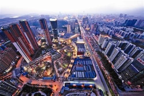 随着疫情防控基本平稳，房地产行业复工复产扎实推进，企业为了进一步弥补前期疫情对销售的负面影响，加大了推盘力度，力求资金尽快回笼。在市场预期稳步恢复的背景下，楼市成交也逐渐复苏。    　　中国指数研究院称，5月，地方政府在“房住不炒”的楼市调控总基调指导下，因城施策更加灵活，但是房地产市场恢复速度略显不同。其中，一线及核心二线城市市场需求整体恢复较快；部分三四线城市受人口、产业等多重因素影响，市场需求恢复相对缓慢。  　　中国指数研究院数据显示，截至6月7日，受监测的12个一二线主要城市库存总量环比微幅上升0.04%。截至6月首周，受监测城市中北京升幅较高，为4.44%；福州紧随其后，升幅为4.08%；温州升幅较小，为0.24%。监测城市中，东营库存环比降幅较高，为6.06%。    　　事实上，从5月开始，城市住宅新增供应量同环比均小幅上升。另外，受房企积极推盘叠加疫情期间积压的购房需求持续释放影响，多数城市市场交易逐步恢复，成交量同步上升。从销供比来看，一线城市去化能力更为乐观。截至5月底，重点城市中，南京、杭州属于库存吃紧较为严重的城市，当前去化周期分别为5.77个月、5.11个月。  　　克而瑞地产研究中心近日公布的报告指出，在成交明显复苏带动下，5月多数城市供求关系维持平衡。受监测的28个重点城市消化周期环比皆大幅收窄，八成以上城市降至18个月警戒线以下，杭州、济南等消化周期不足6个月。  　　从库存状况来看，28个城市当中六成以上城市供求比小于1；同时，六成以上城市库存面积环比有所回落。但同比来看，七成以上城市库存仍处上升通道，青岛、郑州、杭州等同比增幅超40%。  　　克而瑞方面认为，随着半年度业绩冲刺季的到来，房企必将加快供货节奏，供应有望放量增长，甚至创年内新高，预计6月市场仍将保持较高热度。  　　来源：经济参考报